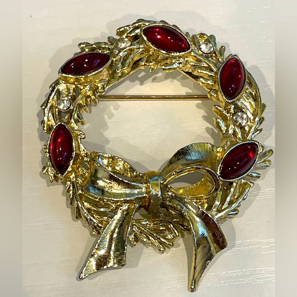 Vintage Gold Tone Garnet Colored Stone Holiday Wreath Christmas Pin Brooch🎄🎅🏼